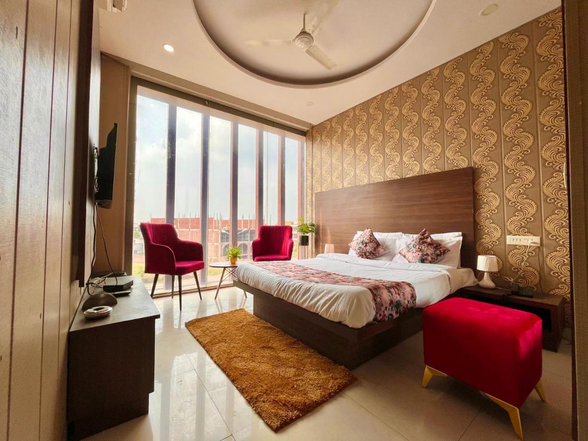 Hotel Pearl Grand, Zirakpur - Top Rated & Most Awarded Property In Tricity Chandīgarh Exterior foto